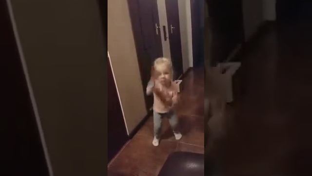 Калинки -малинки ,малышка танцует