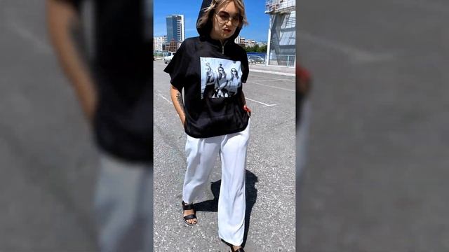 Черный топ с капюшоном на жаркую погоду