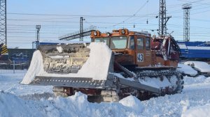 Трактор ДЭТ-250 и погрузчик ПУМ-500. Уборка снега.