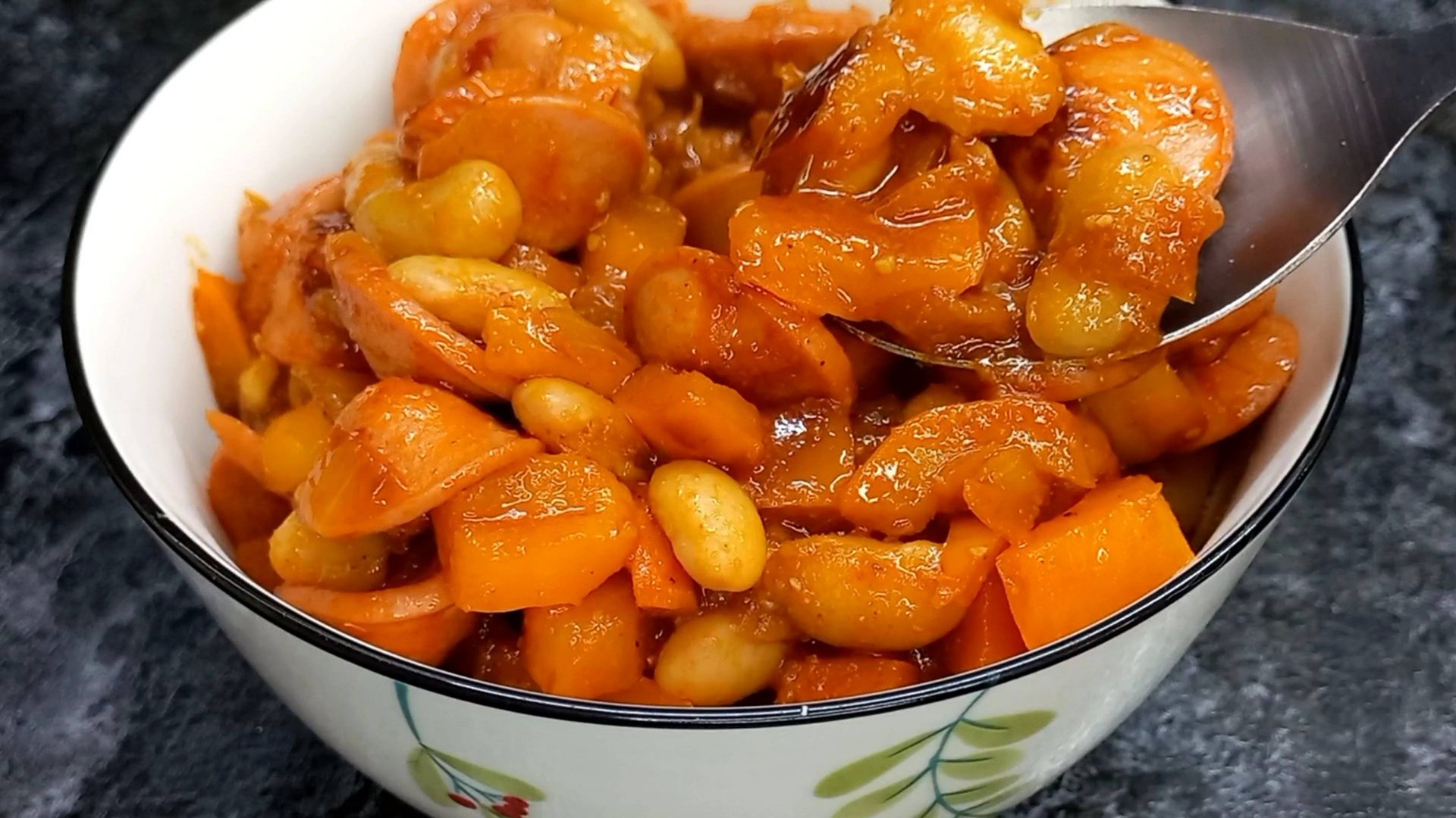 Фасоль с сосисками и овощами на ужин смотреть онлайн