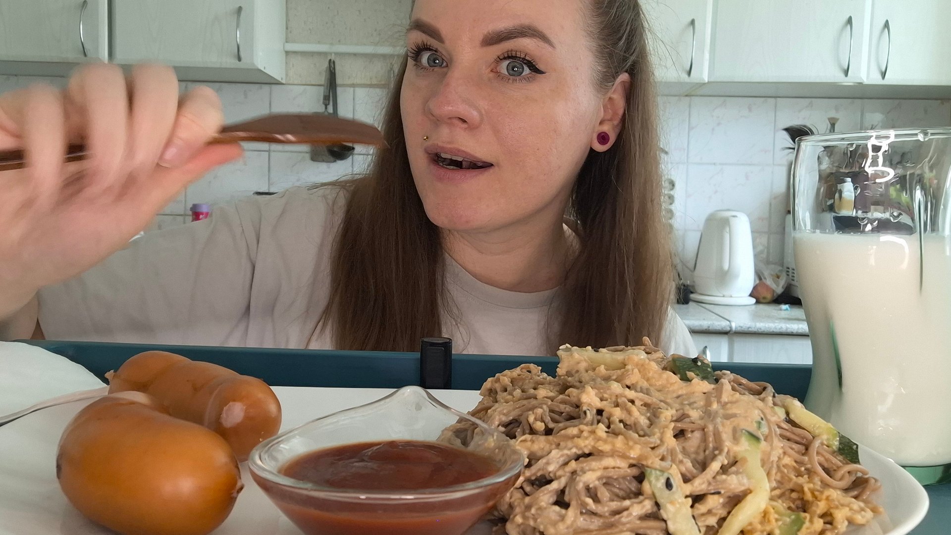 Мукбанг лапша гречневая, сардельки и молочко | Под ваши истории #мукбанг #фудблог смотреть онлайн