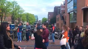 День Короля в Амстердаме, Нидерланды: безграничная свобода, безудержное веселье и горы мусора…