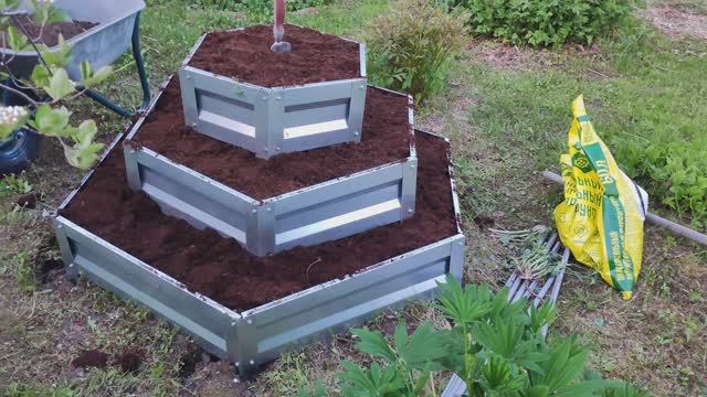 Трехярусная металлическая клумба - сборка.