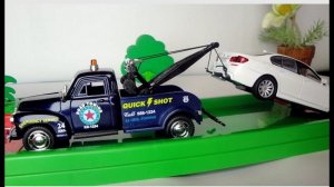 Эвакуатор везет машину БМВ в автосервис. Игрушечные машинки