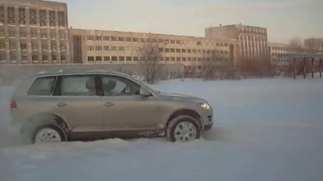 Volkswagen touareg drifting Заводоупр. Станкомаш 2.AVI смотреть онлайн