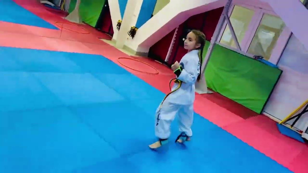 Вертикальный шпагат, растяжка, махи, полная амплитуда смотреть онлайн