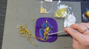 Брошь Ирис из бисера и страз.