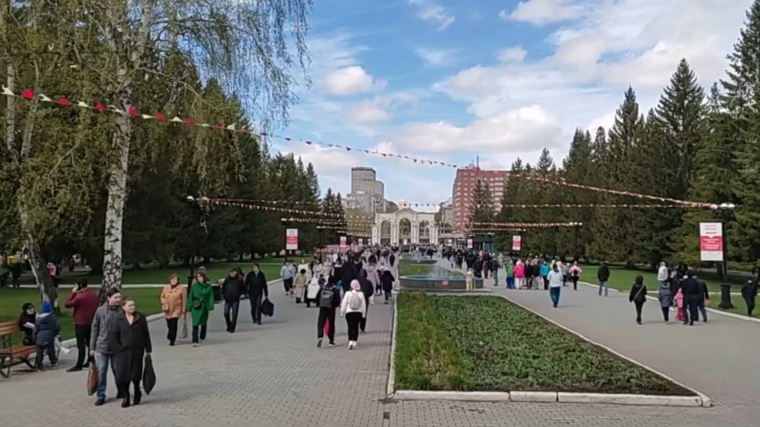 Народные гуляния в День победы в Центральном городском парке имени Маяковского! Отличный был праздни смотреть онлайн
