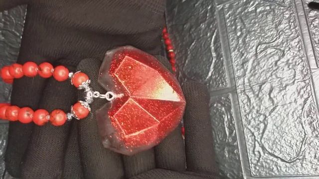 Авторские 3-ри ожерелья. Прессованный корал. Говлит. Авторские кулоны из смолы. смотреть онлайн