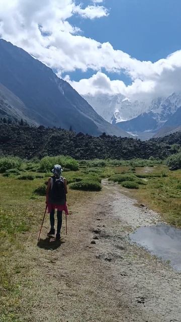 Тёмные завалы из камней это конечная морена Аккемского ледника и бывшая плотина верхнего озера смотреть онлайн