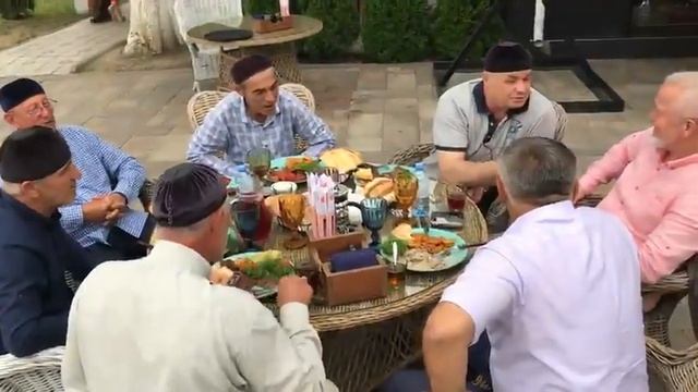 АВТОРИТЕТНЫЕ ЧЕЧЕНЦЫ В ДОБРЫХ И ВЕСЕЛЫХ ОТНОШЕНИЯХ К ДРУГ ДРУГУ, ЖЕЛАЮЩИЕ И СЧИТАЮЩИЕ ПРОЦВЕТАНИЯ 9