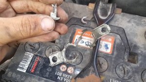 ЗАМЕНА ПЛЮСОВОЙ КЛЕММЫ НА АККУМУЛЯТОРЕ.(Ниссан Жук).2011 года.