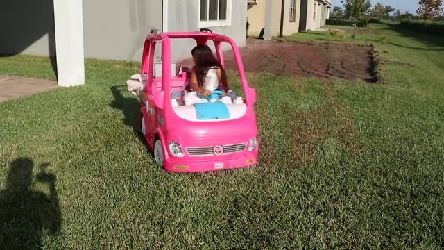 Maria Clara e JP andam no carro de brinquedo Compilação Barbie car Camping adventure смотреть онлайн