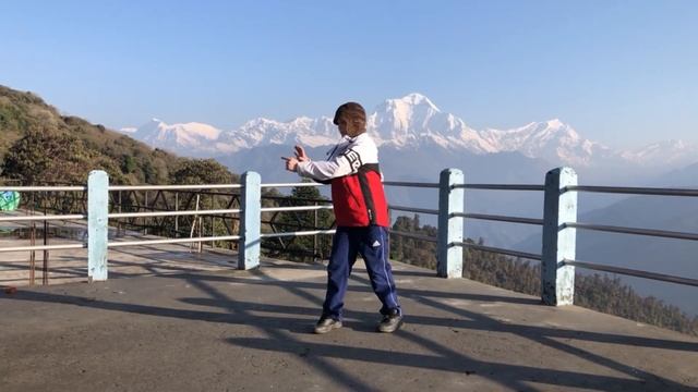 Миша танцует вейвинг на фоне Дхаулагири, Непал смотреть онлайн