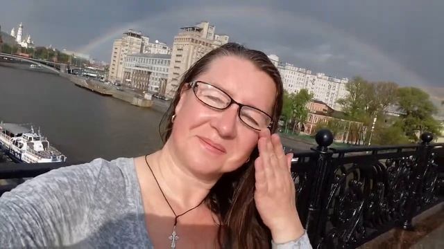 Я Радужная и ДВОЙНАЯ РАДУГА на Патриаршем Мосту смотреть онлайн