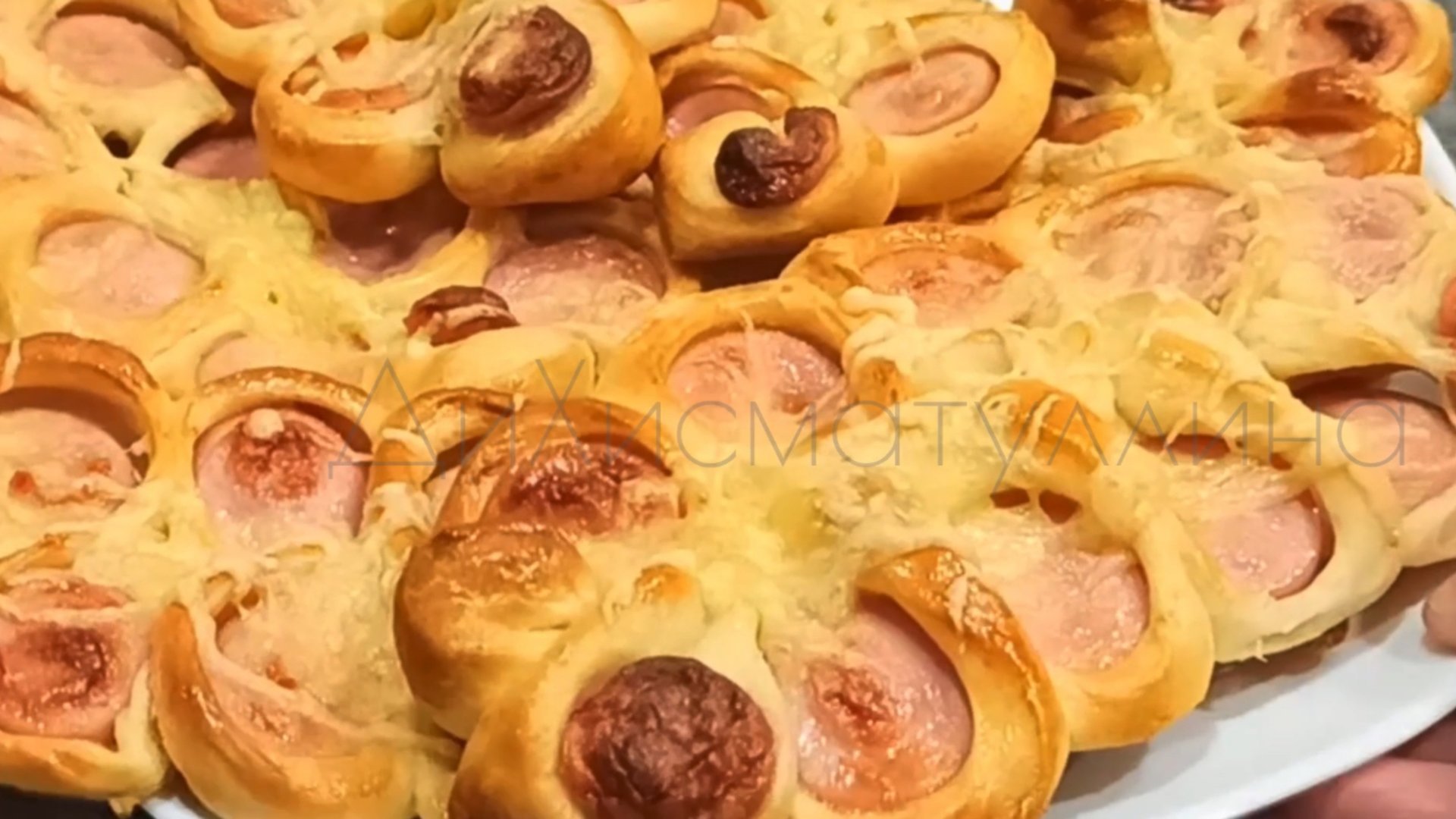 Сосиски в тесте «Гусенички» из дрожжевого теста / Как приготовить сосиски в тесте в духовке смотреть онлайн