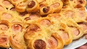 Сосиски в тесте «Гусенички» из дрожжевого теста / Как приготовить сосиски в тесте в духовке