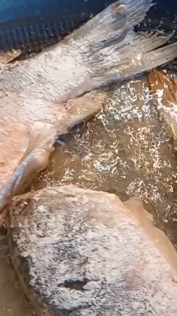 Карасик жаренный 😋 смотреть онлайн