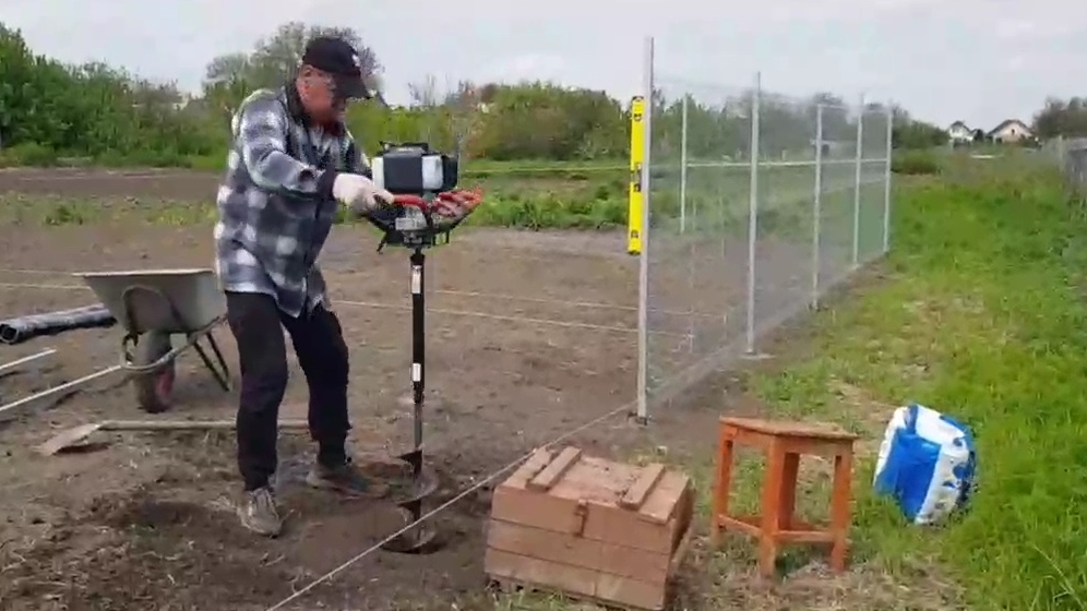 Ейск-Александровка. Чистим водосток. Установка забора продолжается. Работы в огороде...