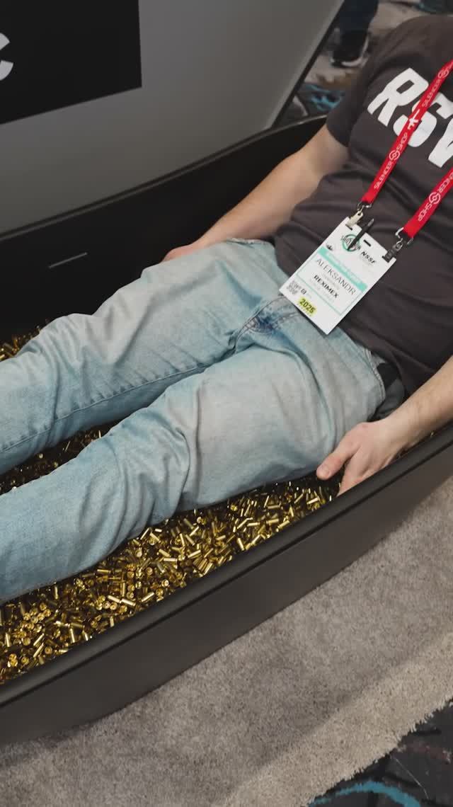 Стрелок в ванне! Релакс владельца оружия! смотреть онлайн