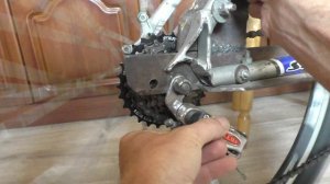 Почему трещотка на велосипеде плавает когда крутится колесо?