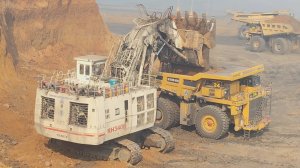 ОГРОМНЫЙ ЭКСКАВАТОР ЗАГРУЖАЕТ БЕЛАЗ!