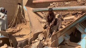 Строительство, дробление щебёнки