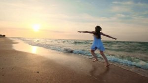 красивая девушка бежит по морскому пляжу