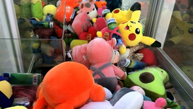 Достаю крутые игрушки из аппарата хватайка!!