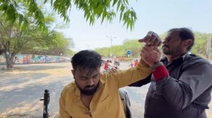 Сильный индийский уличный массаж головы ASMR-постукивание по коже головы и игра с волосами