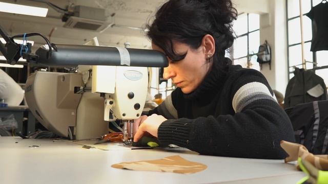 Eastpak x Christopher Raeburn | 0:31 | Stuffed Chameleon Made From Recycled Uniforms | Remade смотреть онлайн