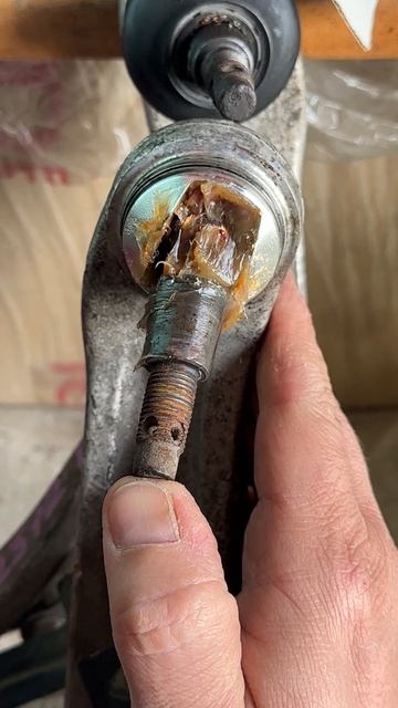 Как проверить шаровые в альминевых рычагах?
Как проверить контрактную деталь?
На примере верхнего ры