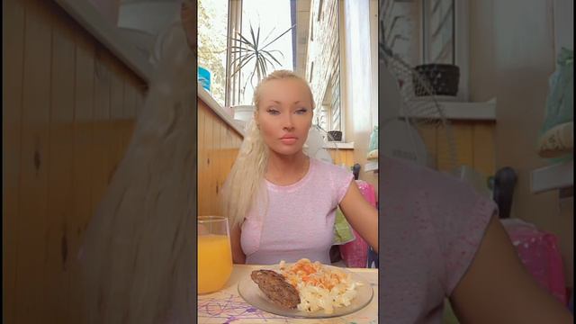 😋 #блондинка #блондинки #мукбанг #mukbang #еда #шпиц #немецкийшпиц #малыйшпиц #блондинкавполитике