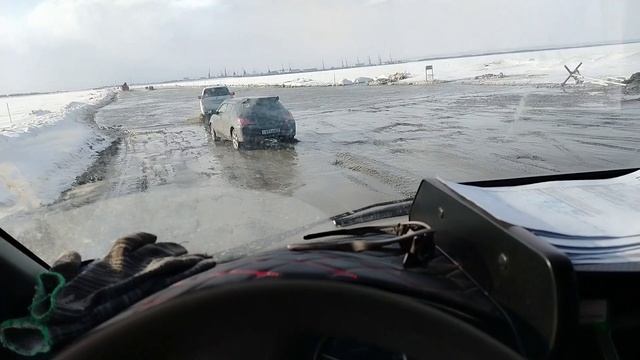 еду по реке Обь, переправа между городами смотреть онлайн