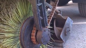 Старенькая подметально-уборочная машина