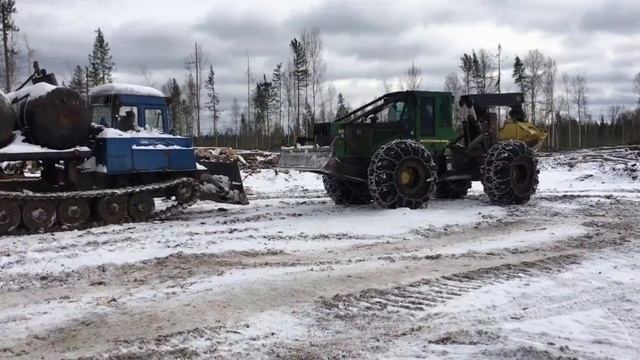Заводим Тэшку с толкача #logger #лесозаготовка #дровосек #лесоруб #johndeere #skidder
