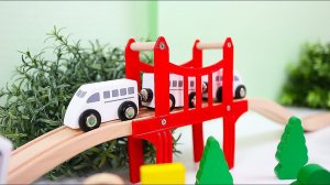 Деревянная железная дорога и игрушечный паровоз. Игрушки для детей