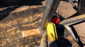 Как поставить вертикальные стойки каркаса