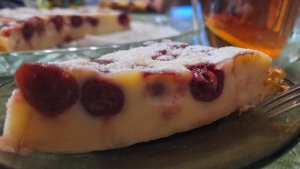 Клафути с замороженной вишней.