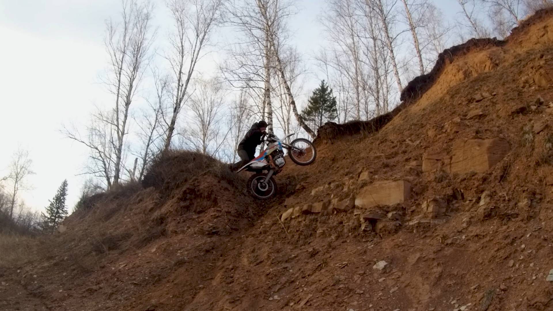 Горки на берегу реки.