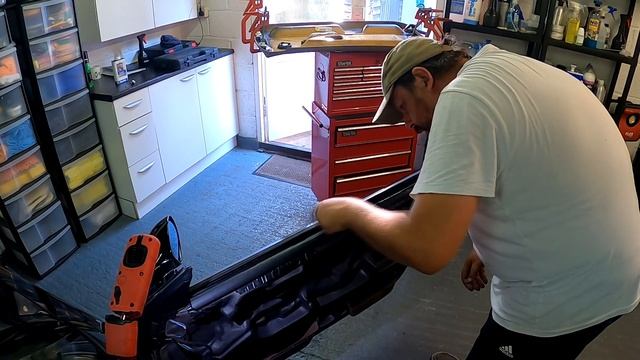 Fixing BMW E36 Coupe Door Seals смотреть онлайн