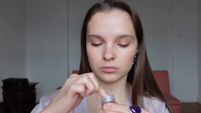 Визажист отвечает на вопросы. Лучшие пудры, куда наносить румяна, плотный консилер и так далее смотреть онлайн