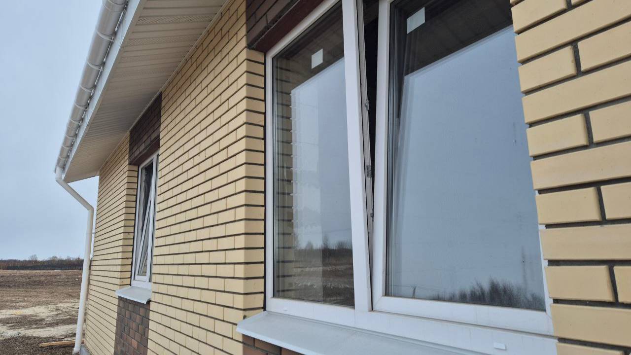 Дом из газосиликатных блоков площадью 100 кв.м. Фасад - облицовочный кирпич. Крыша металлочерепица.