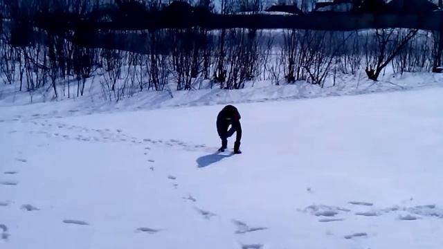 Сеньор Арсений играет в снежки .