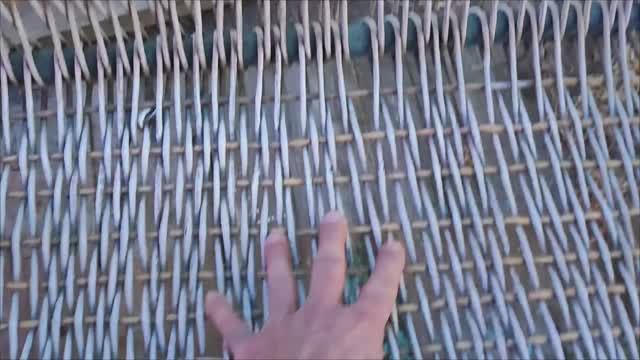 Плетёная седушка на качели.