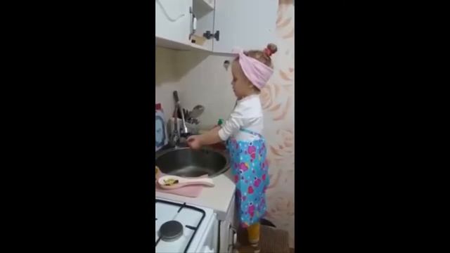 ДЕВОЧКА ПРИКОЛЬНО ПРИЧИТАЕТ И МОЕТ ПОСУДУ 2 смотреть онлайн