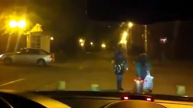 Девушки прикалываются с пьяных на парковке Not Vine смотреть онлайн