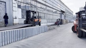 Выгрузка листов металла из контейнера