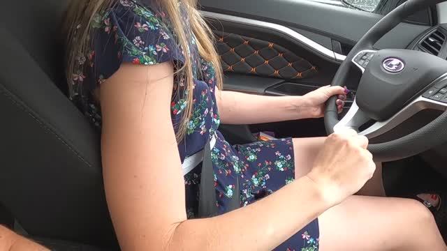 Посмотрев, она сказала : "Веста не нравится!", но за Руль села ....! смотреть онлайн