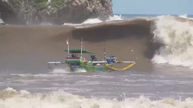 Волны просто поглощают лодки с туристами...#лучшие видео#видео#видео бесплатно смотреть онлайн